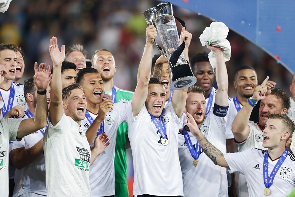 Ha guc Tay Ban Nha, Duc dang quang U21 chau Au hinh anh