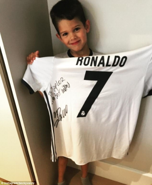 Ronaldo tặng quà cho con trai đồng nghiệp ảnh 1 Ronaldo tang qua cho con trai dong nghiep anh 1