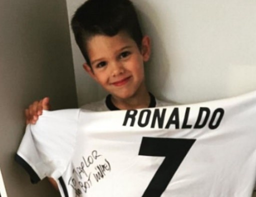 Ronaldo tang qua cho con trai dong nghiep hinh anh