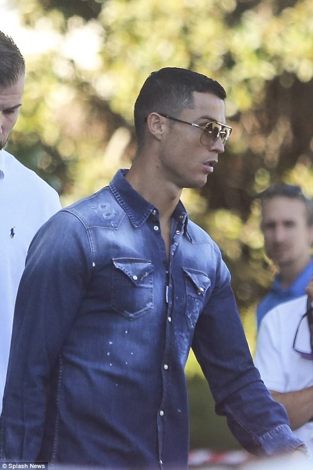 Ronaldo dua gia dinh di nghi he anh 1