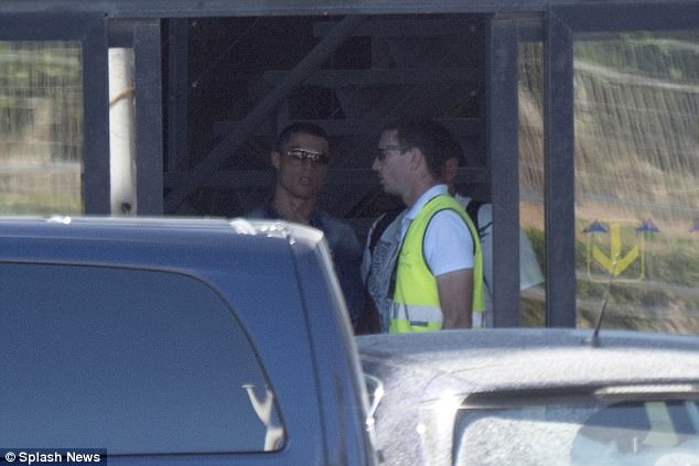 Ronaldo dua gia dinh di nghi he anh 9