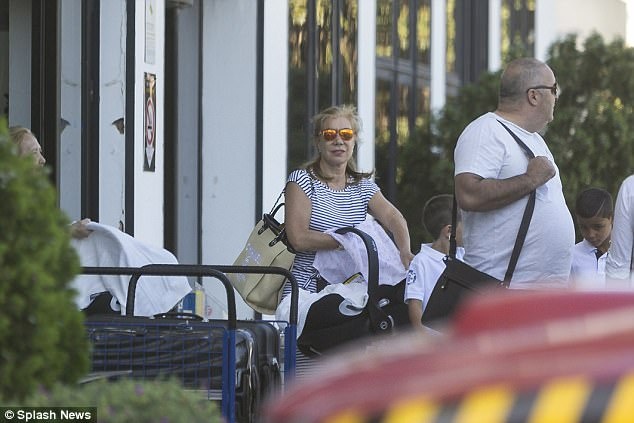 Ronaldo dua gia dinh di nghi he anh 2