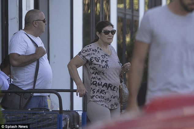 Ronaldo dua gia dinh di nghi he anh 8