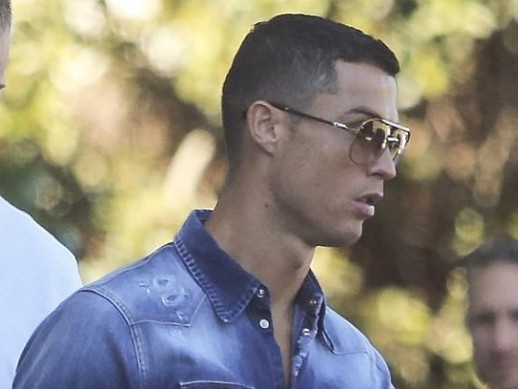 Ronaldo dua gia dinh di nghi duong truoc mua giai moi hinh anh