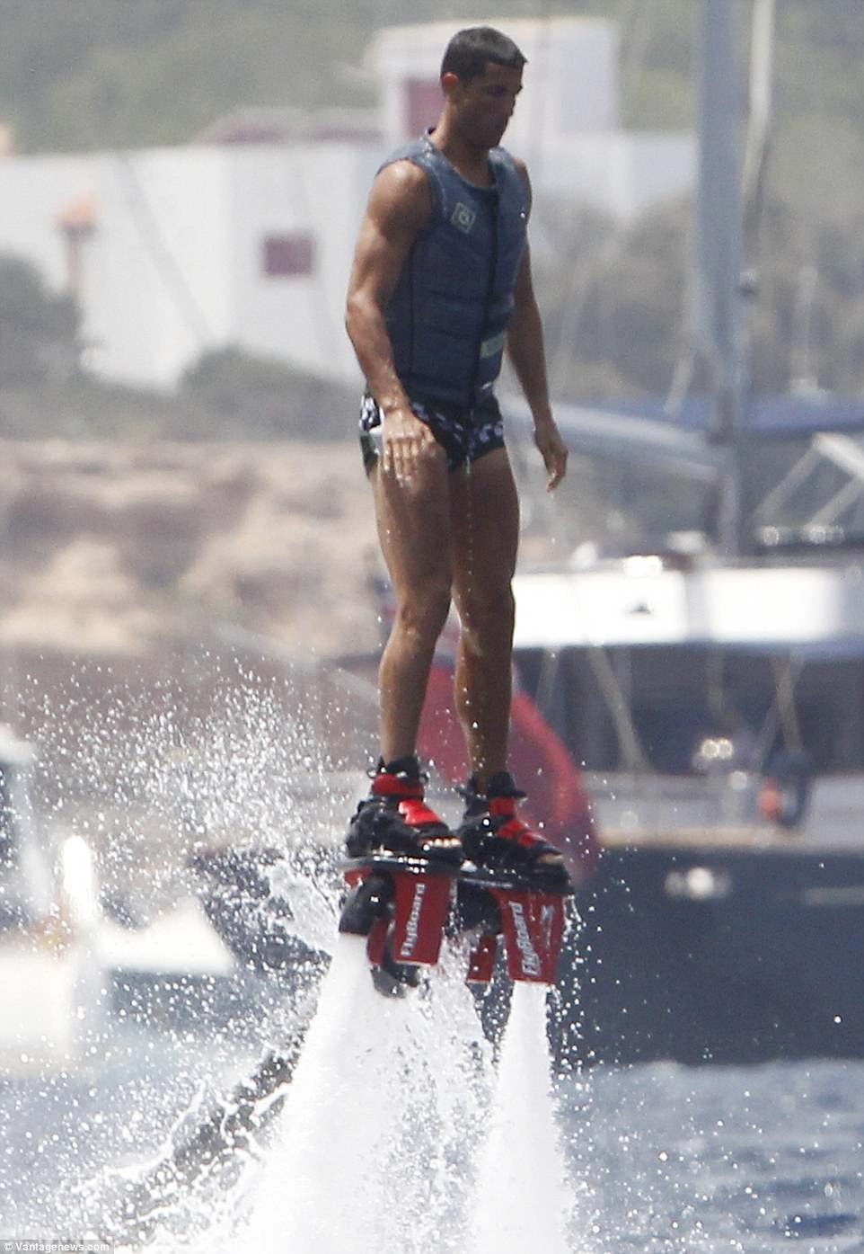 Ronaldo ngã sấp mặt khi chơi Flyboard ảnh 1 Ronaldo nga sap mat khi choi Flyboard anh 1