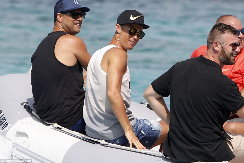 Ronaldo ngã sấp mặt khi chơi Flyboard ảnh 8 Ronaldo nga sap mat khi choi Flyboard anh 8