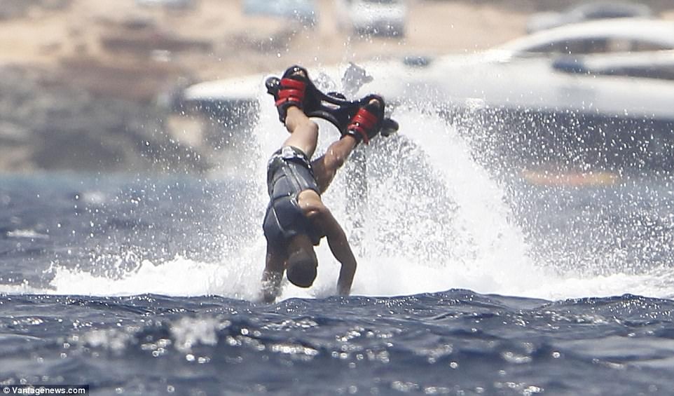 Ronaldo ngã sấp mặt khi chơi Flyboard ảnh 2 Ronaldo nga sap mat khi choi Flyboard anh 2