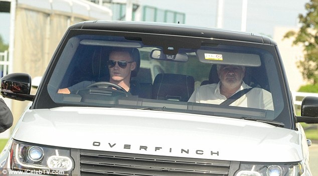 Rooney tươi cười đến kiểm tra y tế tại Everton ảnh 1 Rooney tuoi cuoi den kiem tra y te tai Everton anh 1