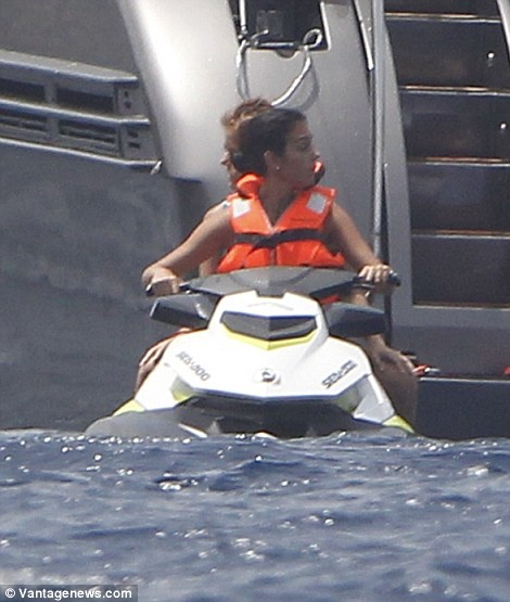 Ronaldo ngã sấp mặt khi chơi Flyboard ảnh 5 Ronaldo nga sap mat khi choi Flyboard anh 5