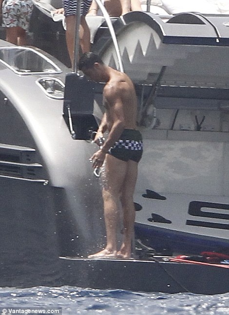 Ronaldo ngã sấp mặt khi chơi Flyboard ảnh 4 Ronaldo nga sap mat khi choi Flyboard anh 4