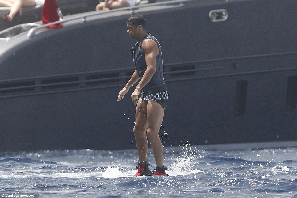 Ronaldo ngã sấp mặt khi chơi Flyboard ảnh 3 Ronaldo nga sap mat khi choi Flyboard anh 3