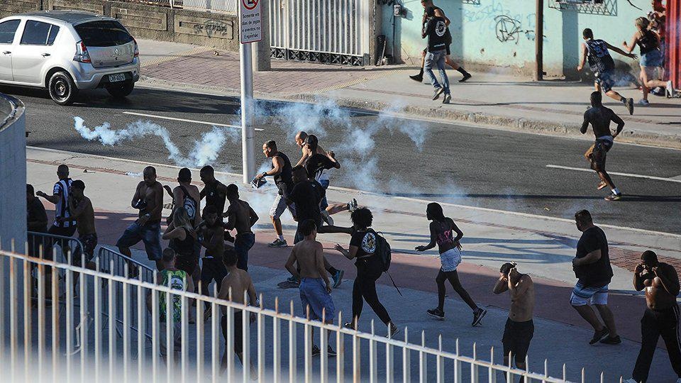 No sung tren san co Brazil khien mot nguoi chet anh 1