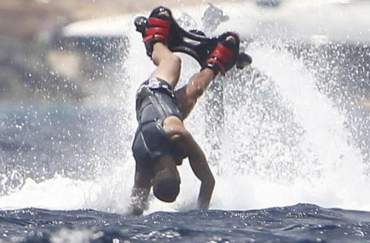 Ronaldo nga lon nhao khi thu suc voi tro bay tren mat nuoc hinh anh