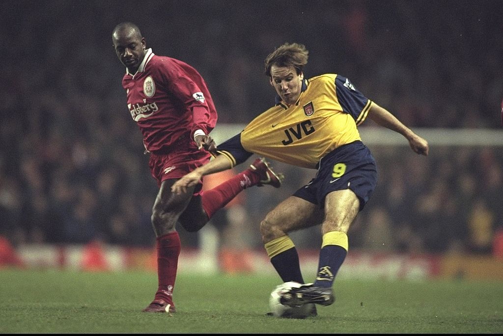 chiec ao so 9 bi 'ma am' o Arsenal anh 1