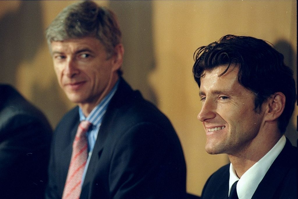 chiec ao so 9 bi 'ma am' o Arsenal anh 3