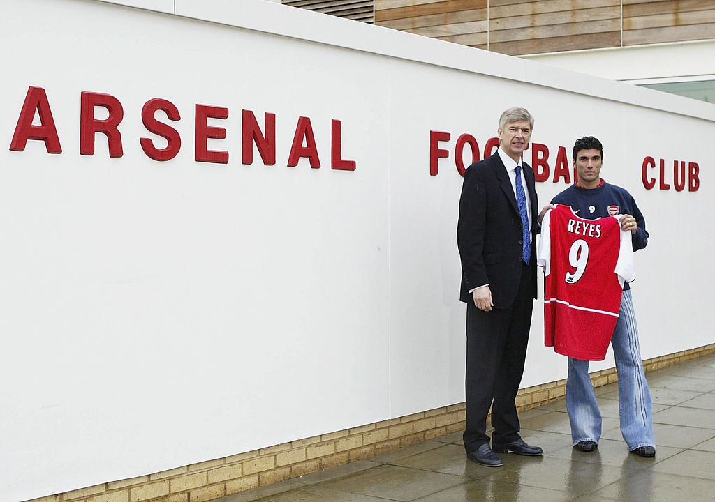 chiec ao so 9 bi 'ma am' o Arsenal anh 5