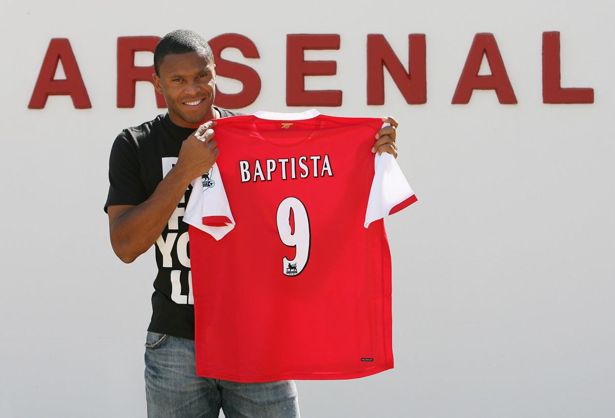 chiec ao so 9 bi 'ma am' o Arsenal anh 6