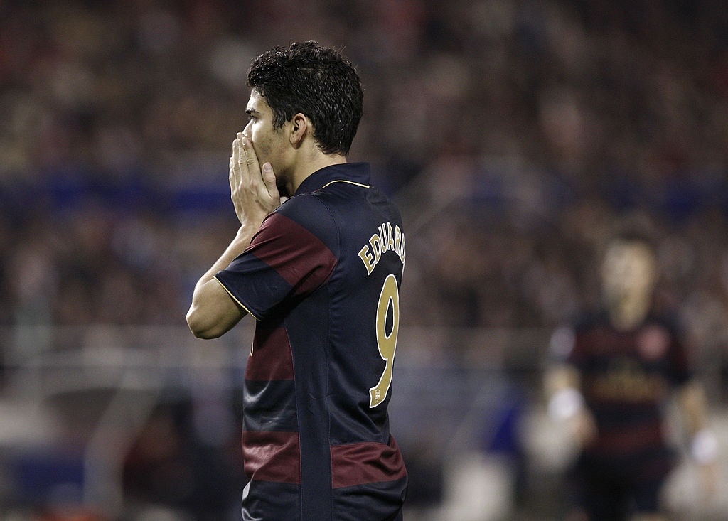 chiec ao so 9 bi 'ma am' o Arsenal anh 7