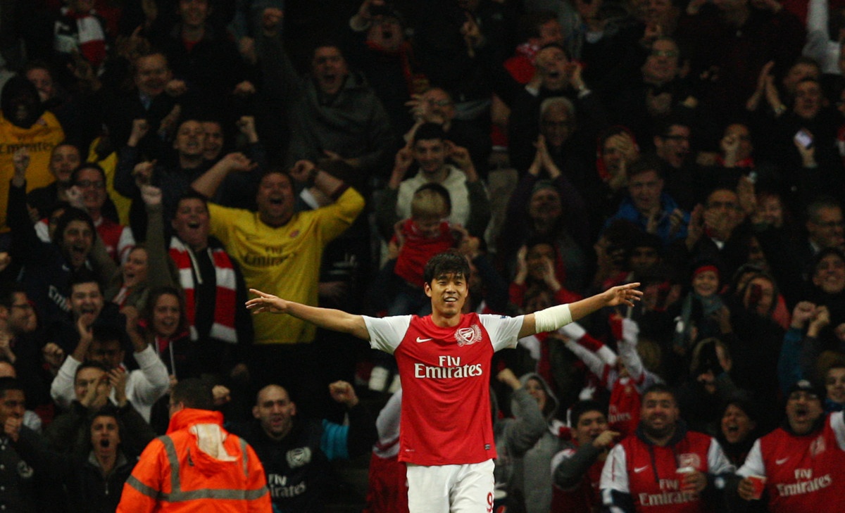 chiec ao so 9 bi 'ma am' o Arsenal anh 8