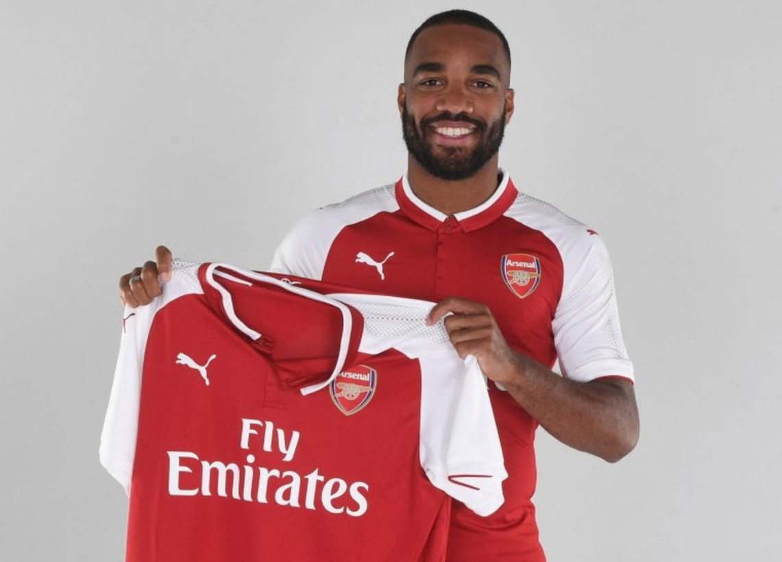 Podolski, Lucas Perez va loi nguyen ao so 9 o Arsenal hinh anh