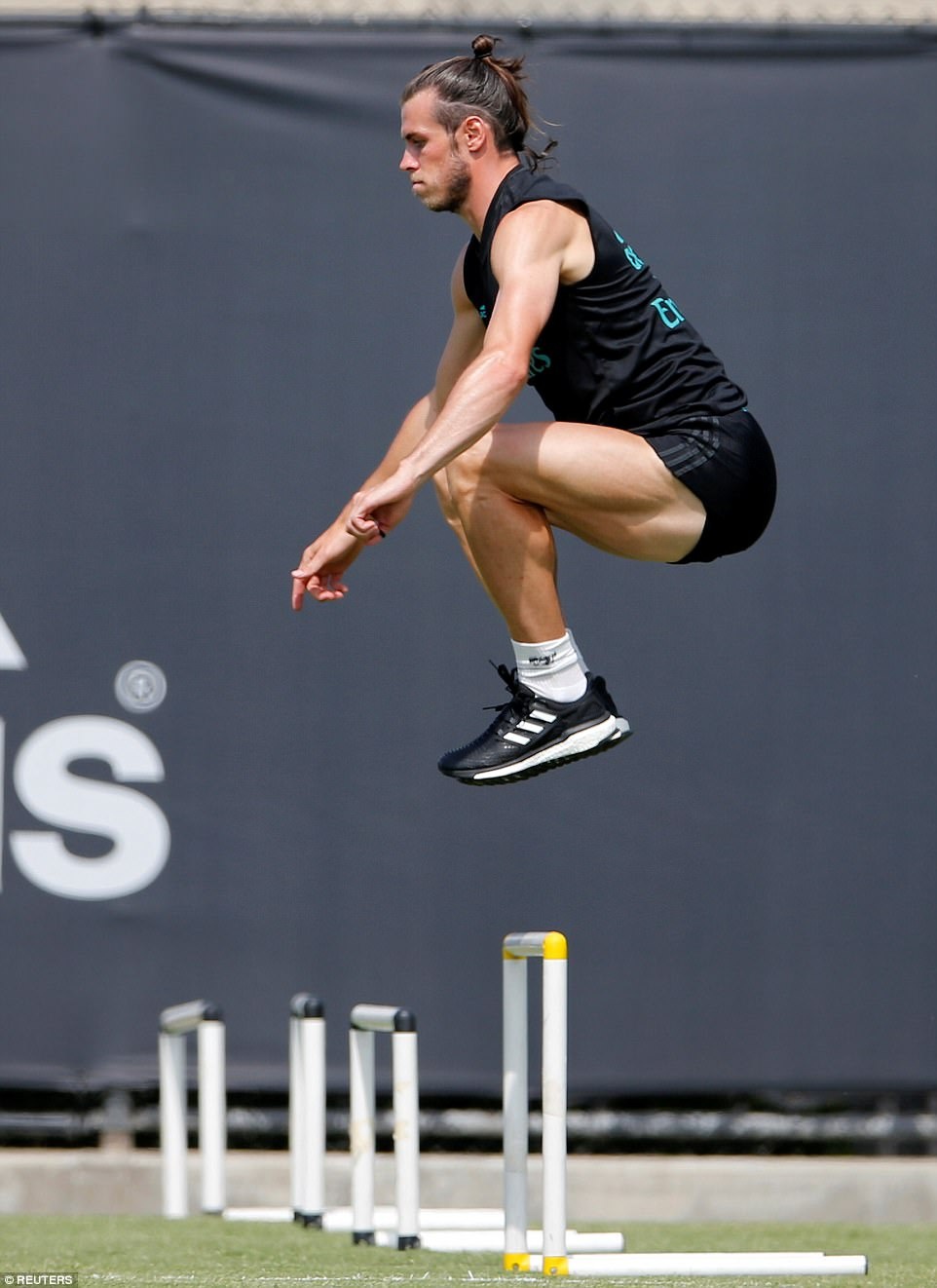 Bale khoe bắp chân cuồn cuộn trong buổi tập ảnh 2 Bale khoe bap chan cuon cuon trong buoi tap anh 2