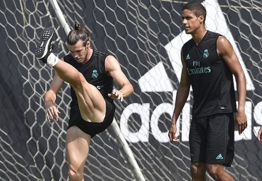 Gareth Bale khoe co bap trong buoi tap hinh anh