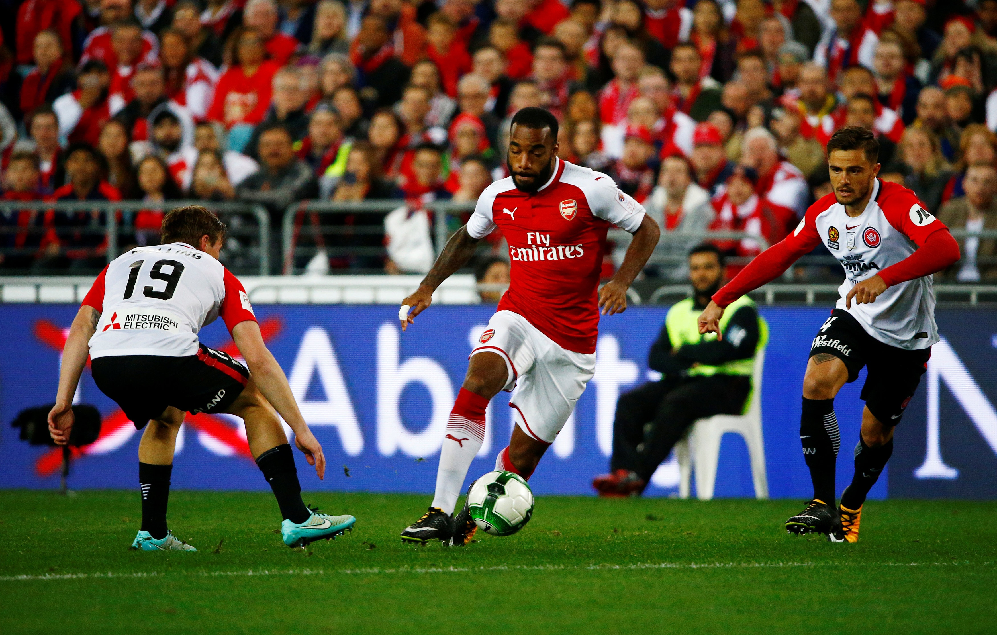 Lacazette đá chính ảnh 2 Lacazette da chinh anh 2