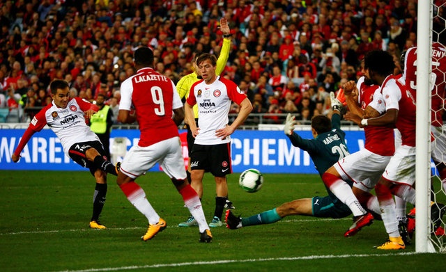 Lacazette đá chính ảnh 6 Lacazette da chinh anh 6