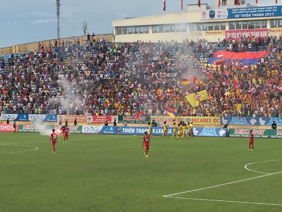 Nam Định bị phạt vì để CĐV đốt pháo sáng ảnh 1 Nam Dinh bi phat vi de CDV dot phao sang anh 1