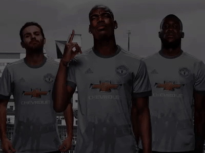 Man Utd tri an huyen thoai thong qua mau ao thu 3 hinh anh