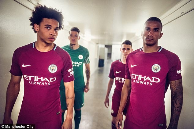 Leroy Sane tự xăm hình mình lên cơ thể ảnh 2 Leroy Sane tu xam hinh minh len co the anh 2