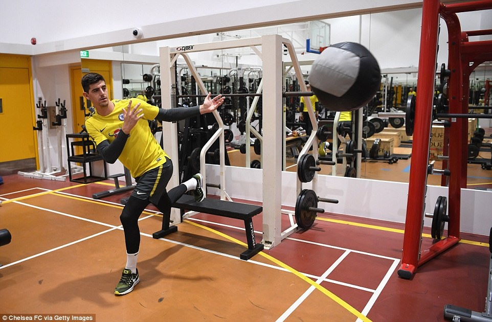 sao Chelsea rèn cơ bắp trong phòng gym ảnh 7 sao Chelsea ren co bap trong phong gym anh 7