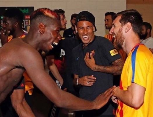 Pogba cuoi dua voi Messi, Neymar sau tran thua Barca hinh anh