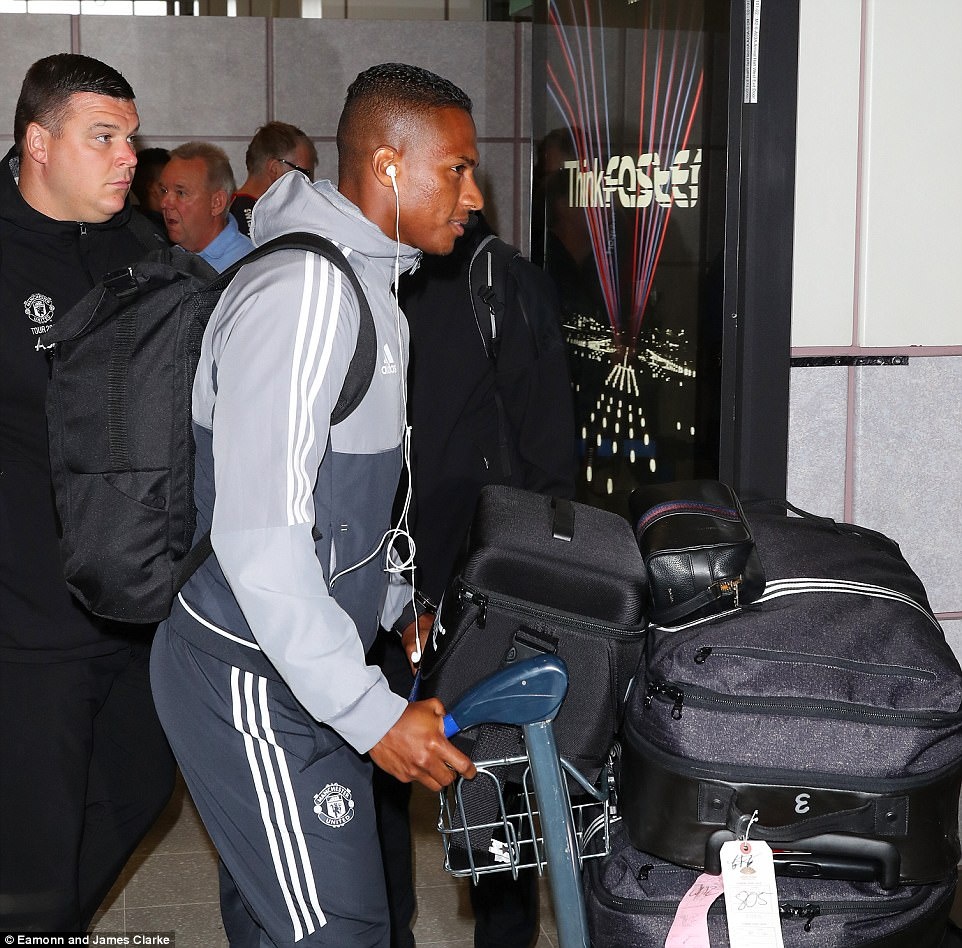 Dàn sao MU rạng rỡ trở về Anh sau tour du đấu ảnh 8 Dan sao MU rang ro tro ve Anh sau tour du dau anh 8