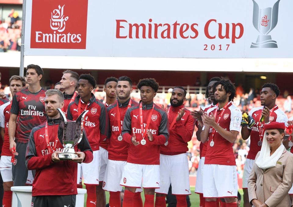 Arsenal rầu rĩ trong lễ ăn mừng cúp Emirates ảnh 1 Arsenal rau ri trong le an mung cup Emirates anh 1