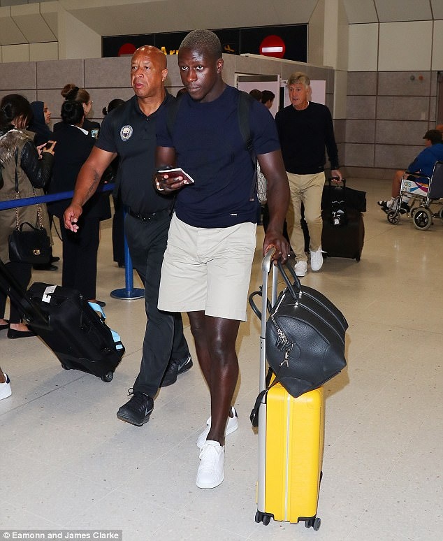 Man City mặc đồng phục thời thượng ảnh 2 Man City mac dong phuc thoi thuong anh 2