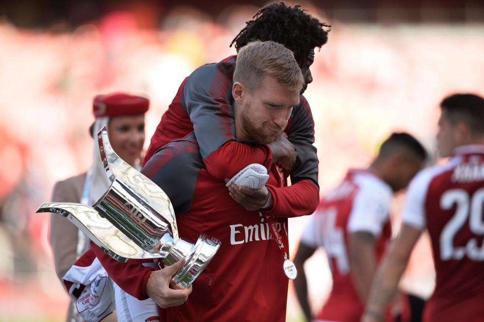 Arsenal rầu rĩ trong lễ ăn mừng cúp Emirates ảnh 7 Arsenal rau ri trong le an mung cup Emirates anh 7