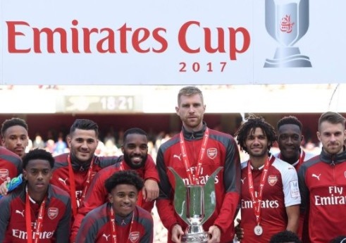 Dan sao Arsenal that than trong le an mung cup Emirates hinh anh