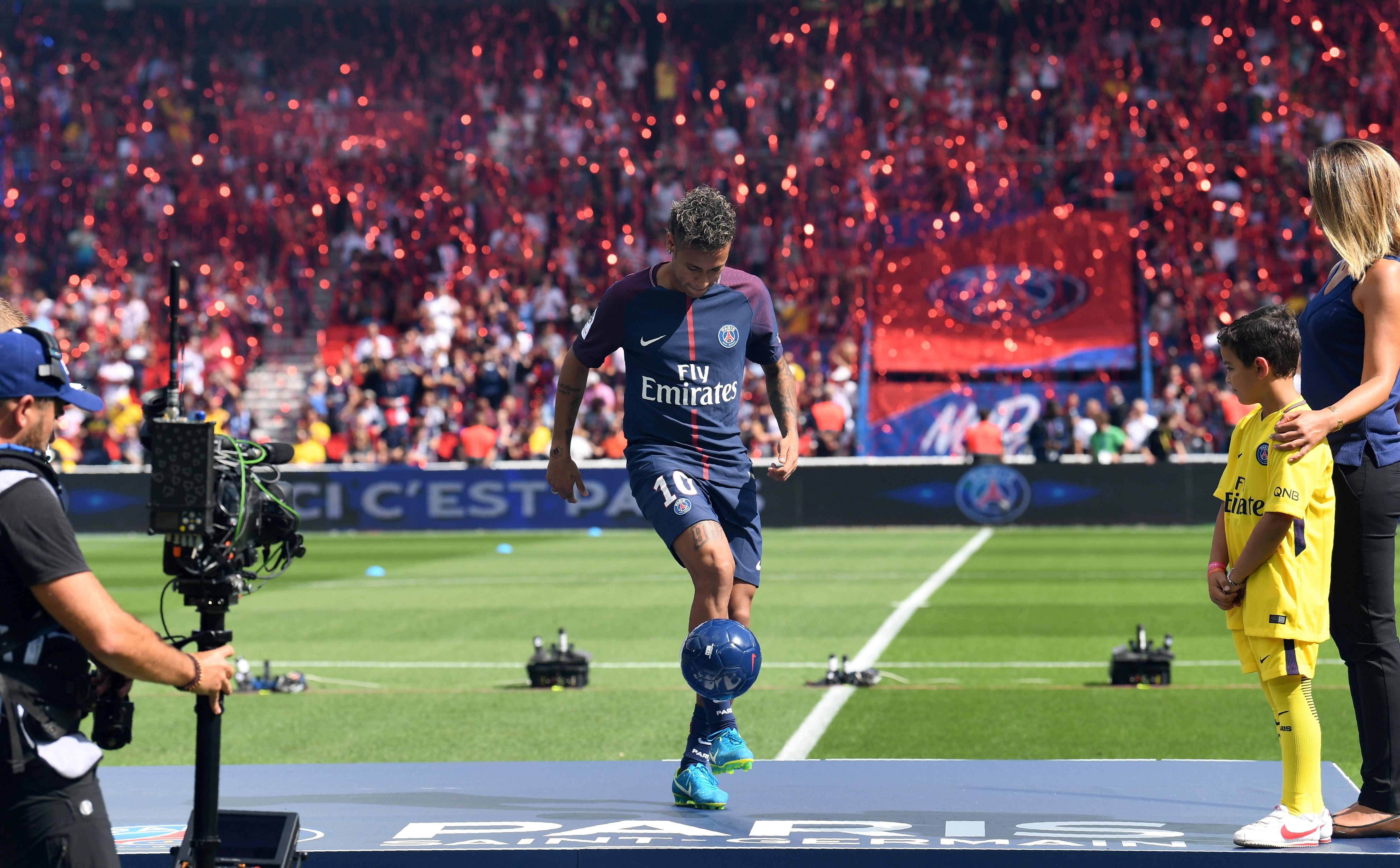 Buổi lễ ra mắt hoành tráng của Neymar ảnh 2 Buoi le ra mat hoanh trang cua Neymar anh 2