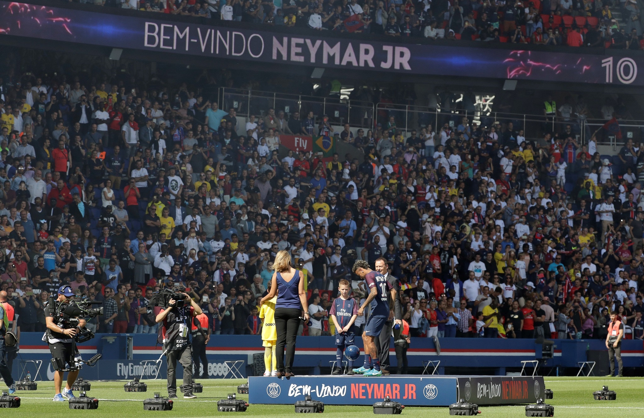 Buổi lễ ra mắt hoành tráng của Neymar ảnh 5 Buoi le ra mat hoanh trang cua Neymar anh 5