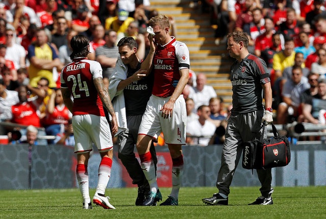 Mertesacker chay mau anh 6