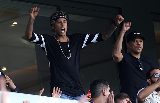 Neymar an mung cuong nhiet trong tran thang 2-0 cua PSG hinh anh