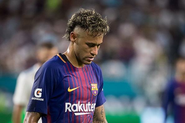 Neymar bi fan chui rua trong tran giao huu cua Barca hinh anh