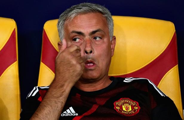 Mourinho mia mai Ronaldo, tang huy chuong ve nhi cho khan gia hinh anh