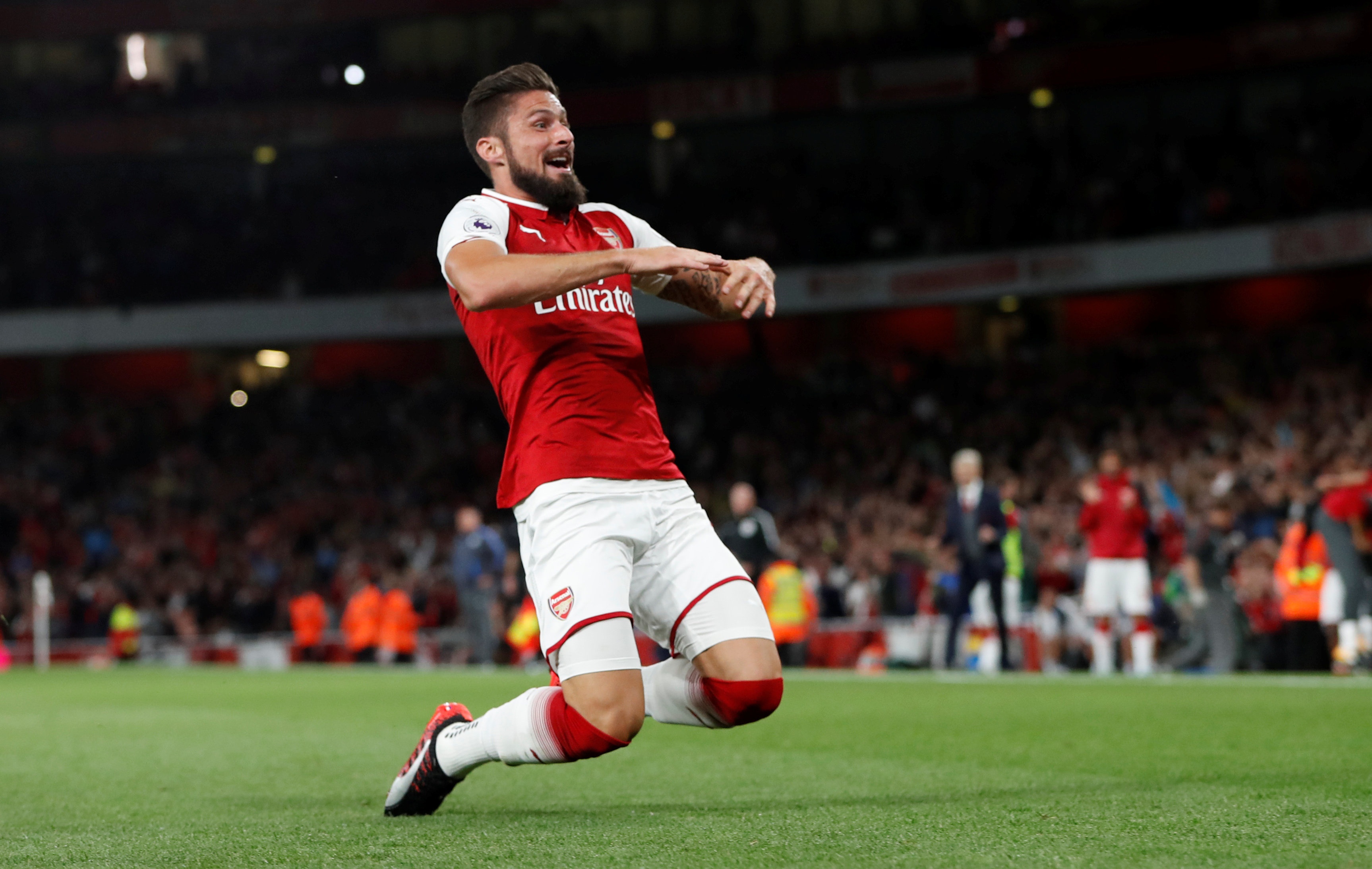 Lacazette lap ky luc ngay tran dau anh 10