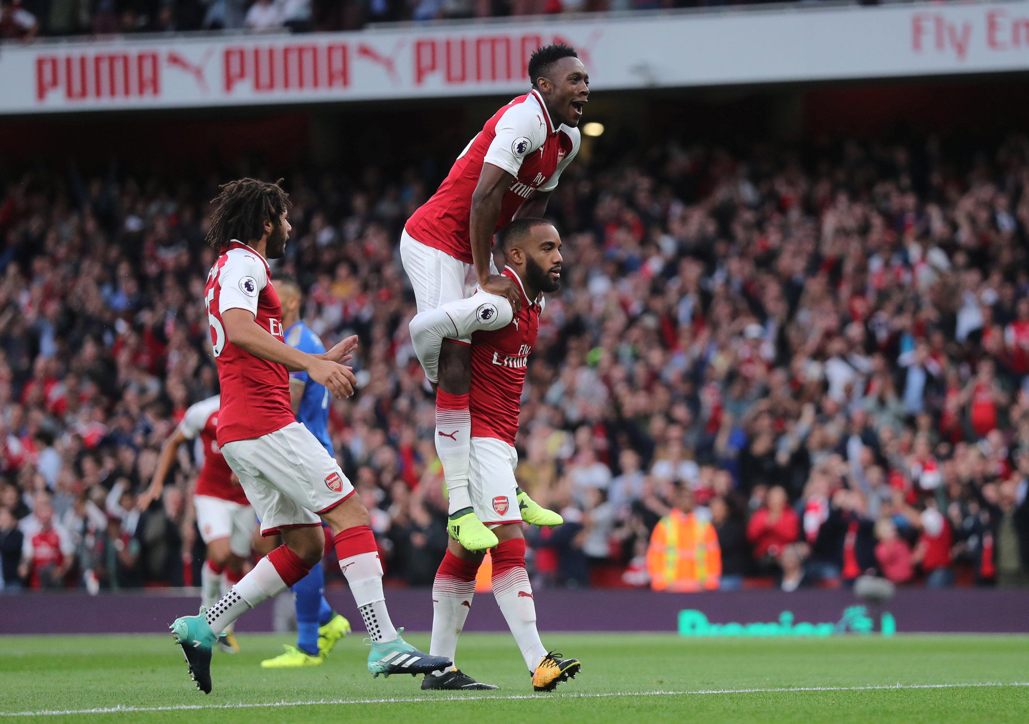 Lacazette lap ky luc ngay tran dau anh 3