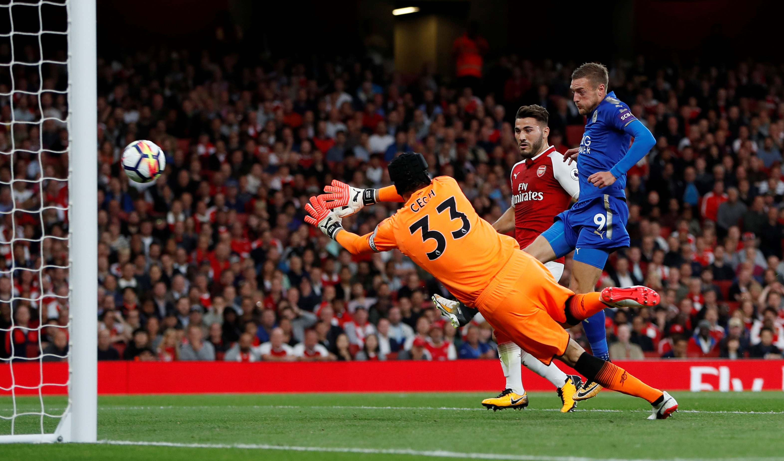 Lacazette lap ky luc ngay tran dau anh 5