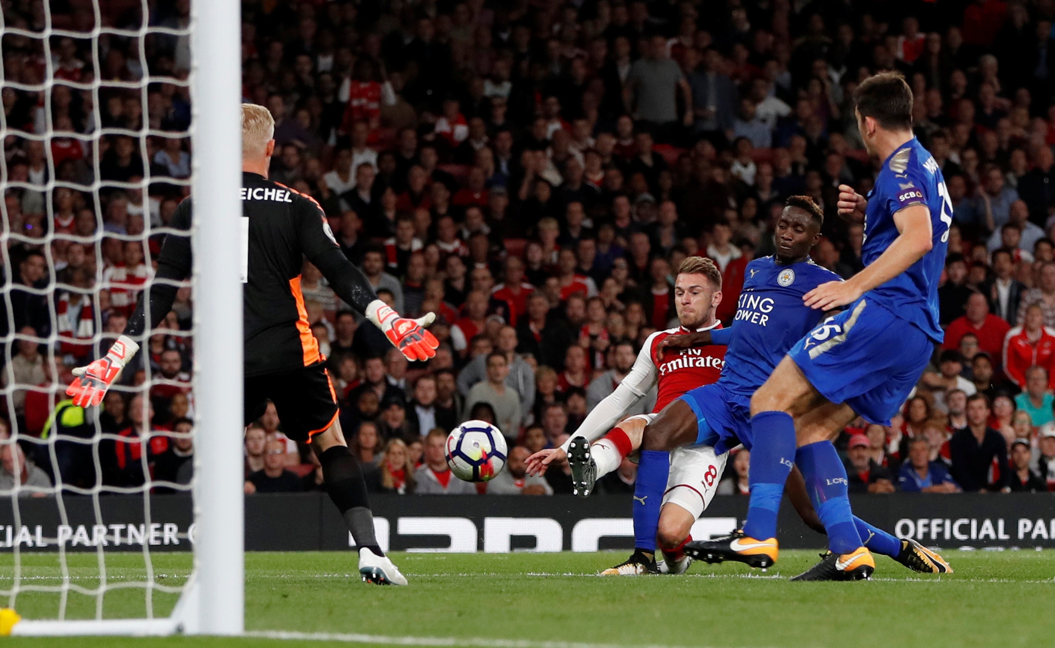 Lacazette lap ky luc ngay tran dau anh 9