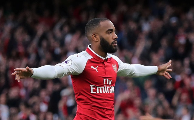 Lacazette lap ky luc ngay tran dau tai Premier League hinh anh