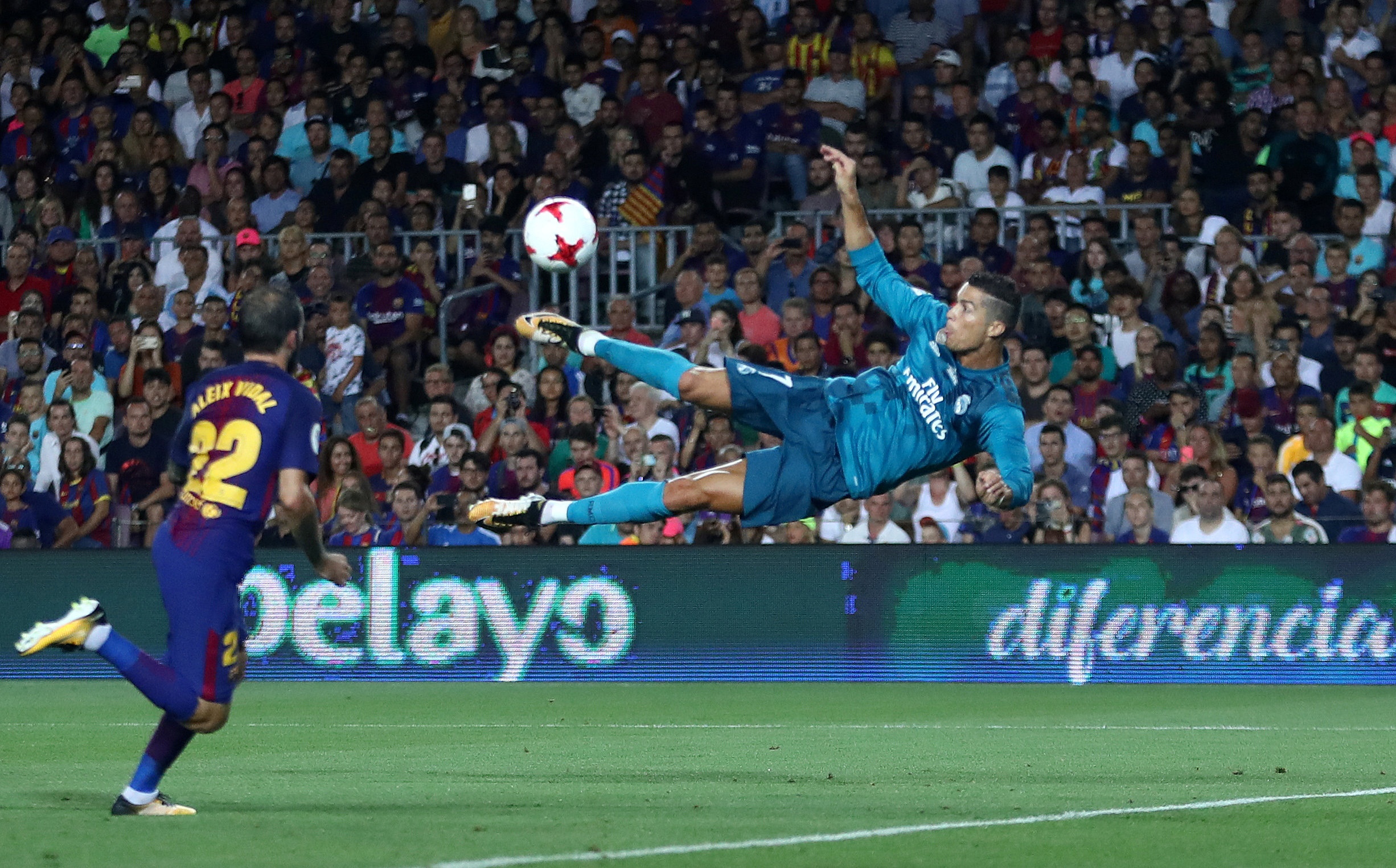 Ronaldo lap sieu pham va nhan the do anh 2